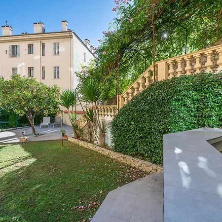 Apartment Private Garden 3-bed In *