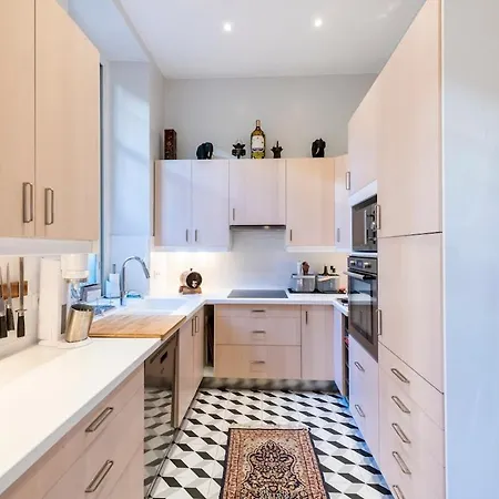 Private Garden 3-bed In Apartment *