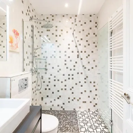 Private Garden 3-bed In Apartment Cannes